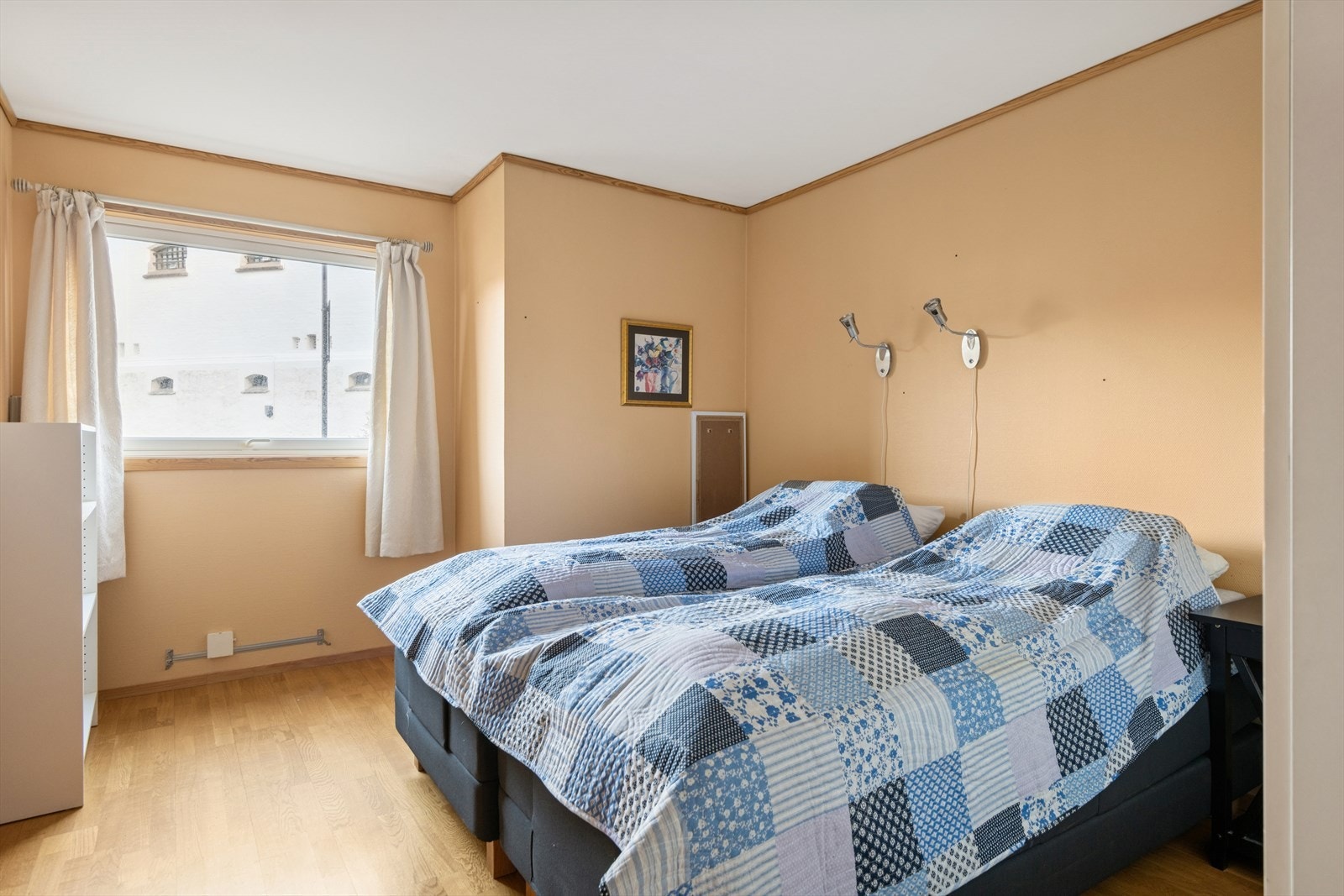 Soverom med plass til dobbeltseng og tilhørende møbler. Galleribilde