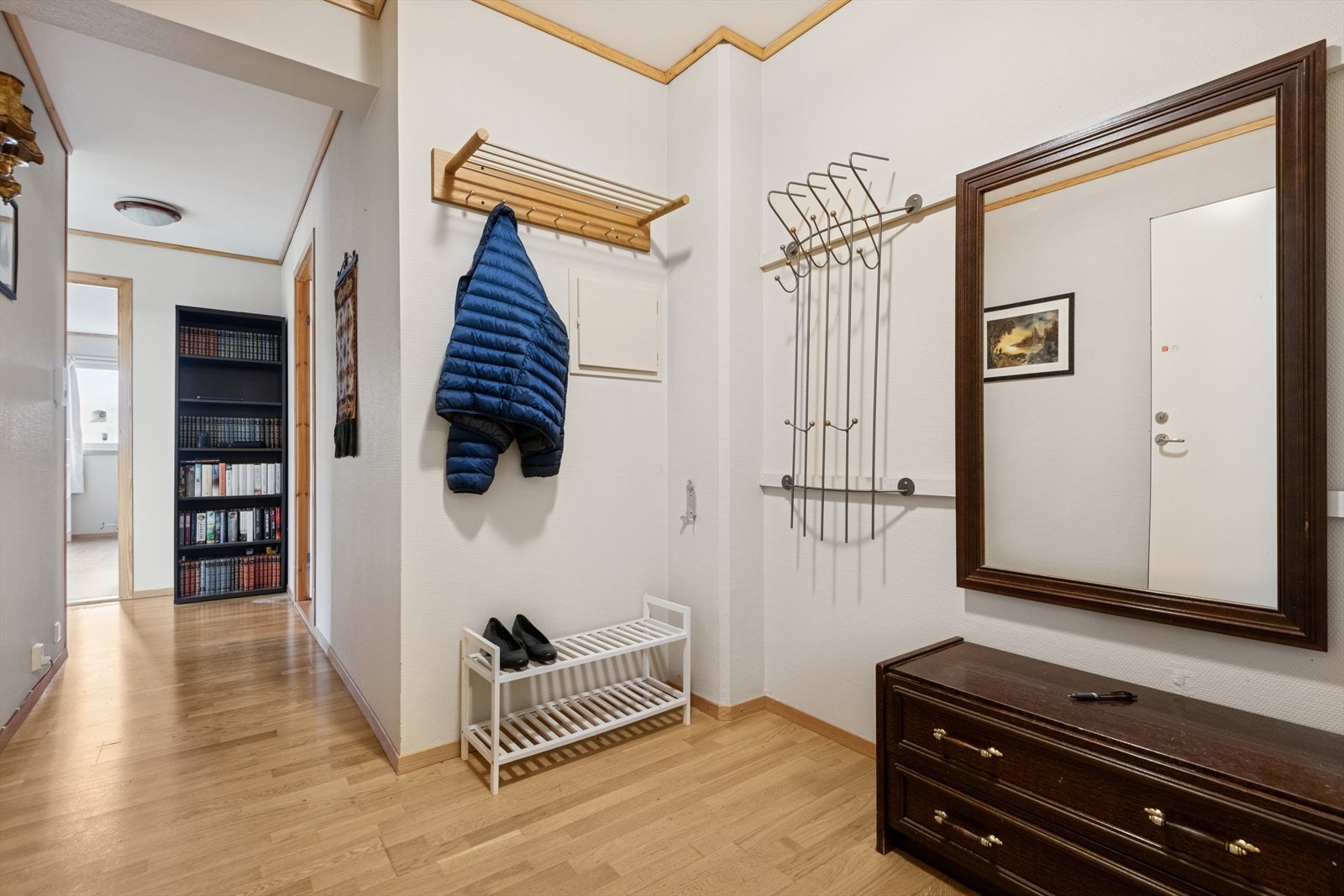 Entrèen har god garderobeplass. Galleribilde