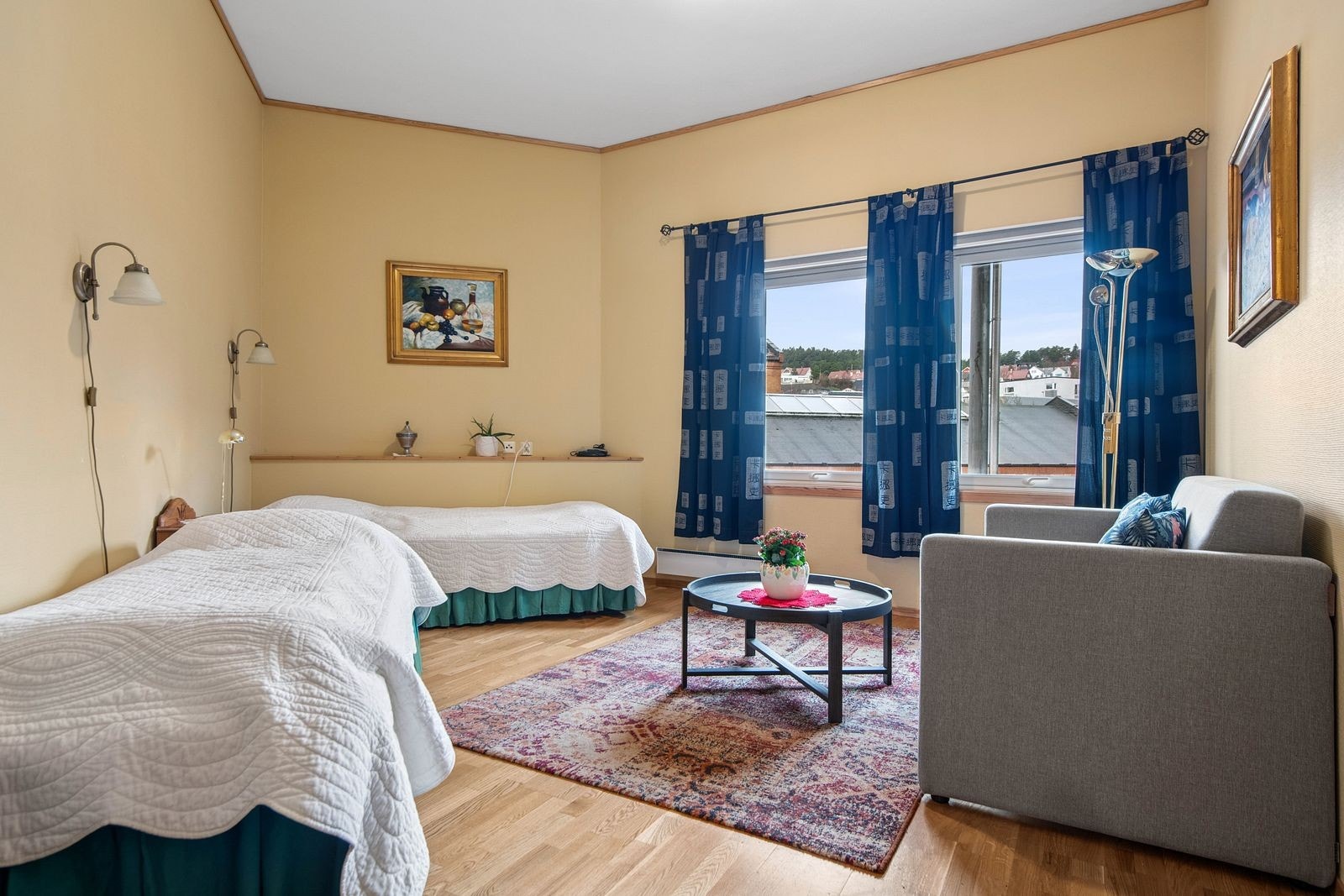 Hybelen er innredet med senger og sofagruppe. Galleribilde