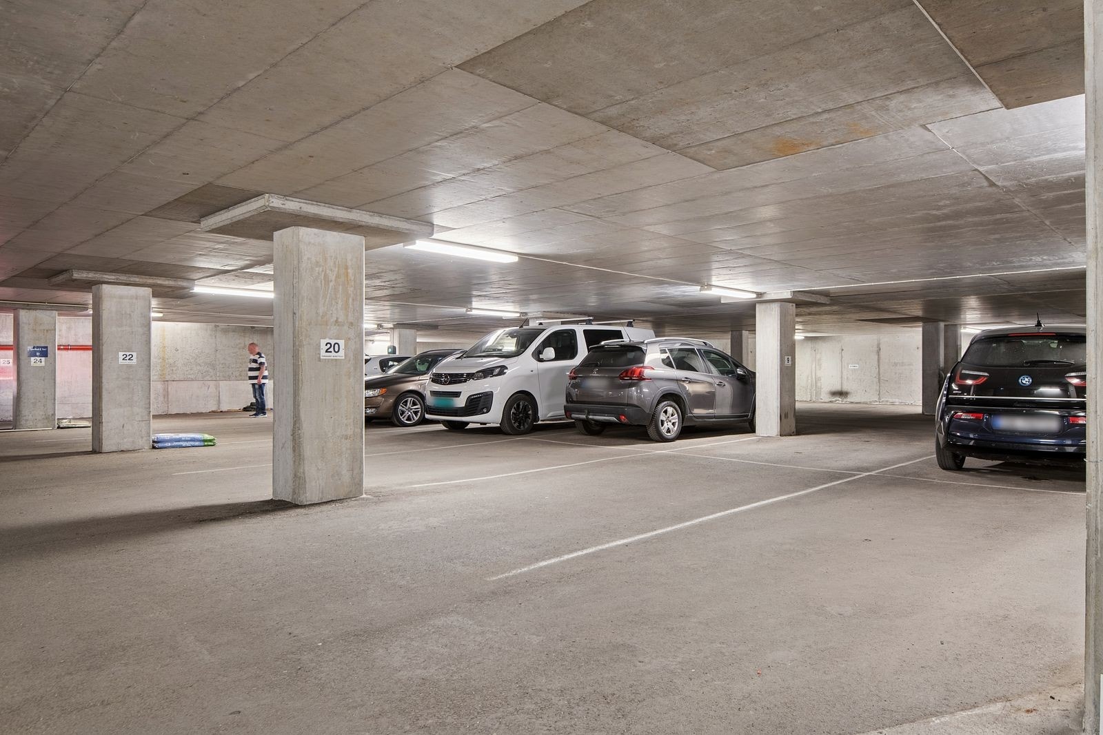 Fast parkeringsplass i lukket parkeringsanlegg. Galleribilde