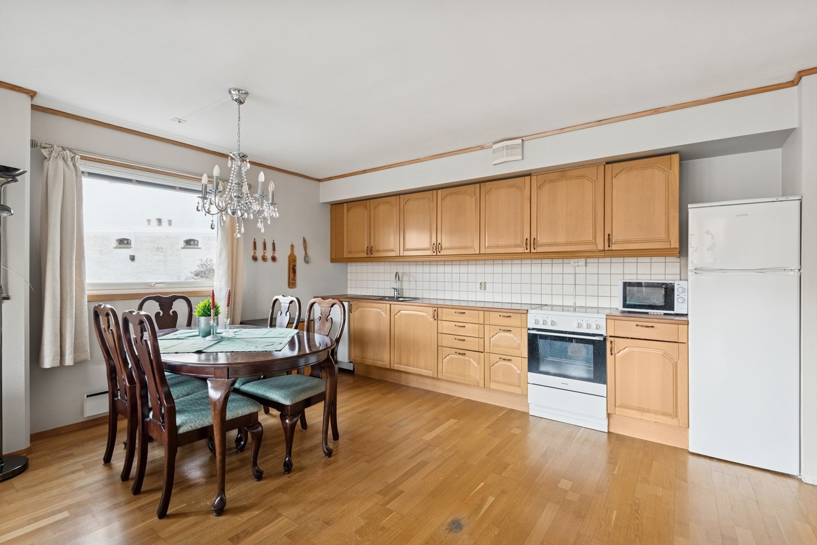 Kjøkkenet har profilerte fronter og god skap - og benkeplass. Galleribilde