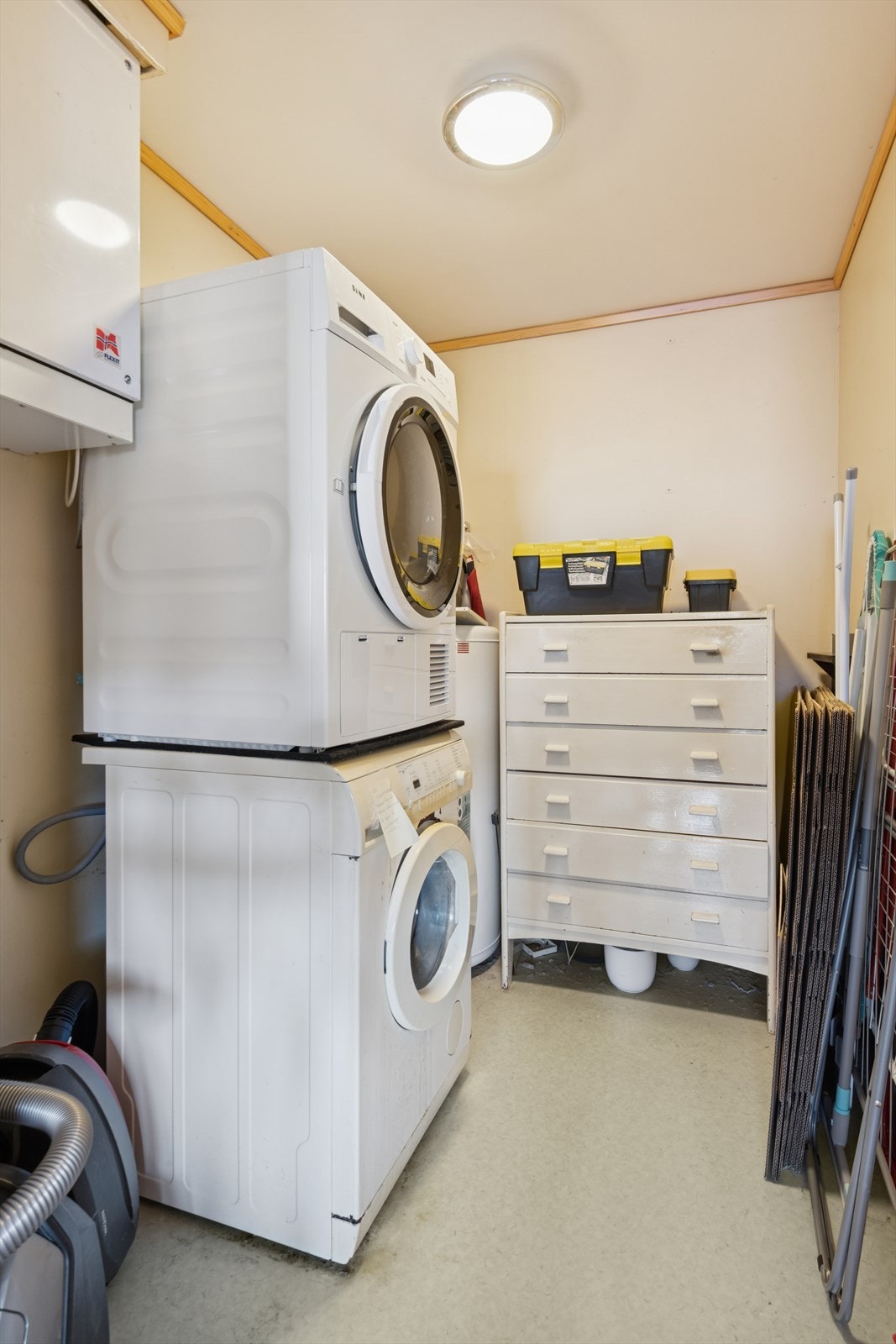 Innvendig bod med god oppbevaringsplass. Galleribilde