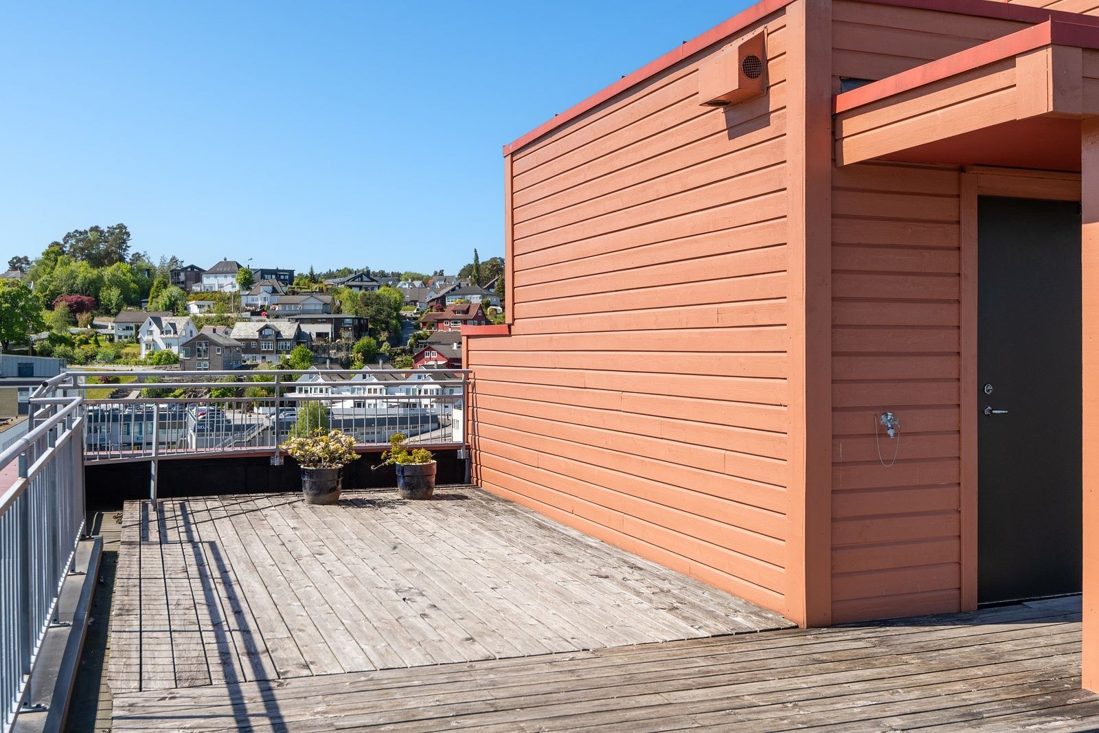 Felles takterrasse med gode solforhold og flott utsikt. Galleribilde