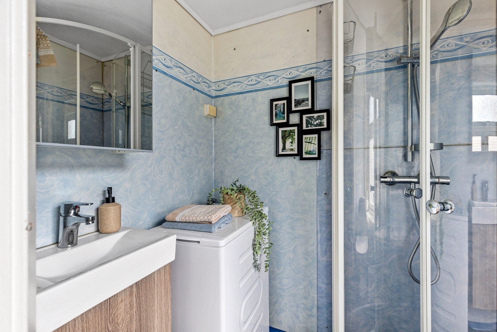 På badet er det opplegg for vaskemaskin. Galleribilde