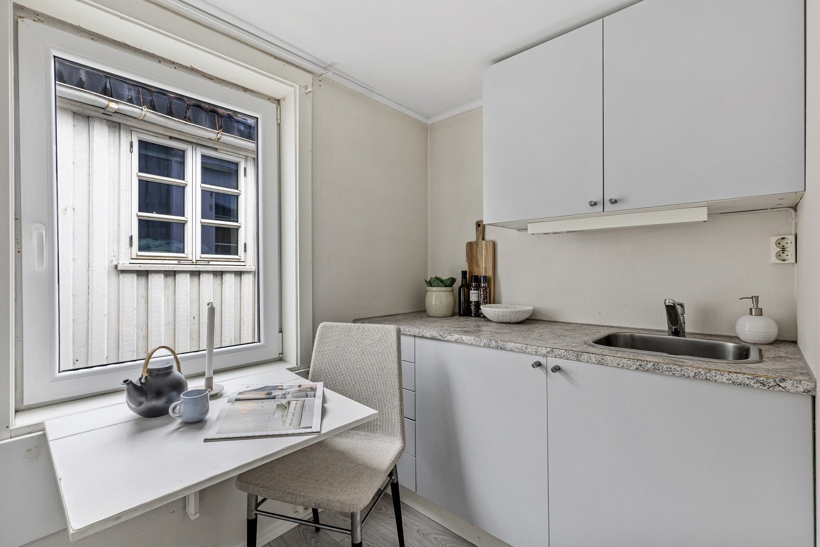 Leiligheten har flott beliggenhet i 2.etasje med vinduer mot bakgården samt bakgaten. Galleribilde