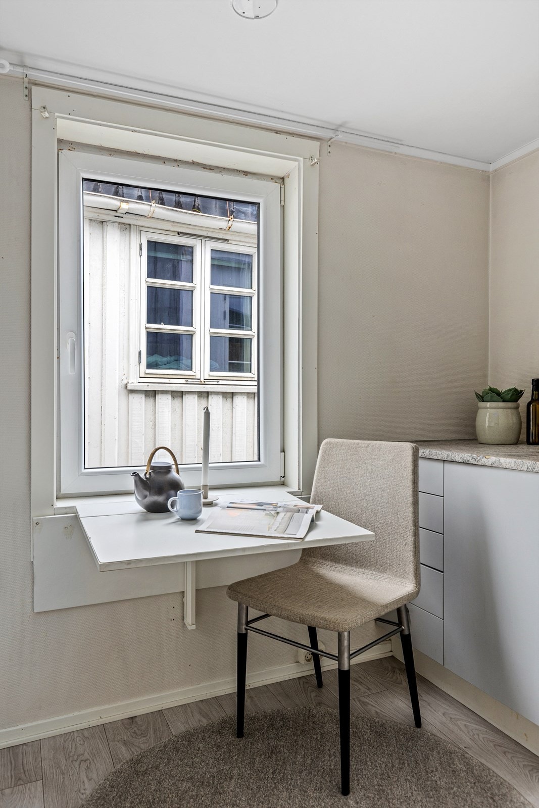 I dag er det møblert med nedfellbart spisebord, en kreativ og arealeffektiv løsning. Galleribilde