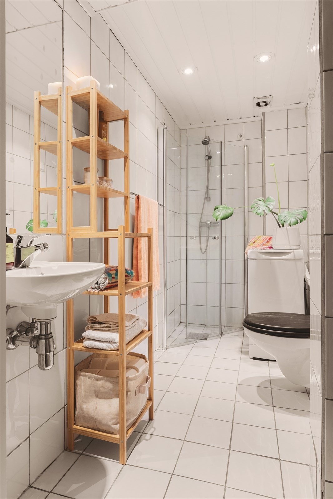 Innredningen består av vegghengt toalett, servant, baderomsinnredning og speil. Opplegg for vaskemaskin (medfølger). Galleribilde