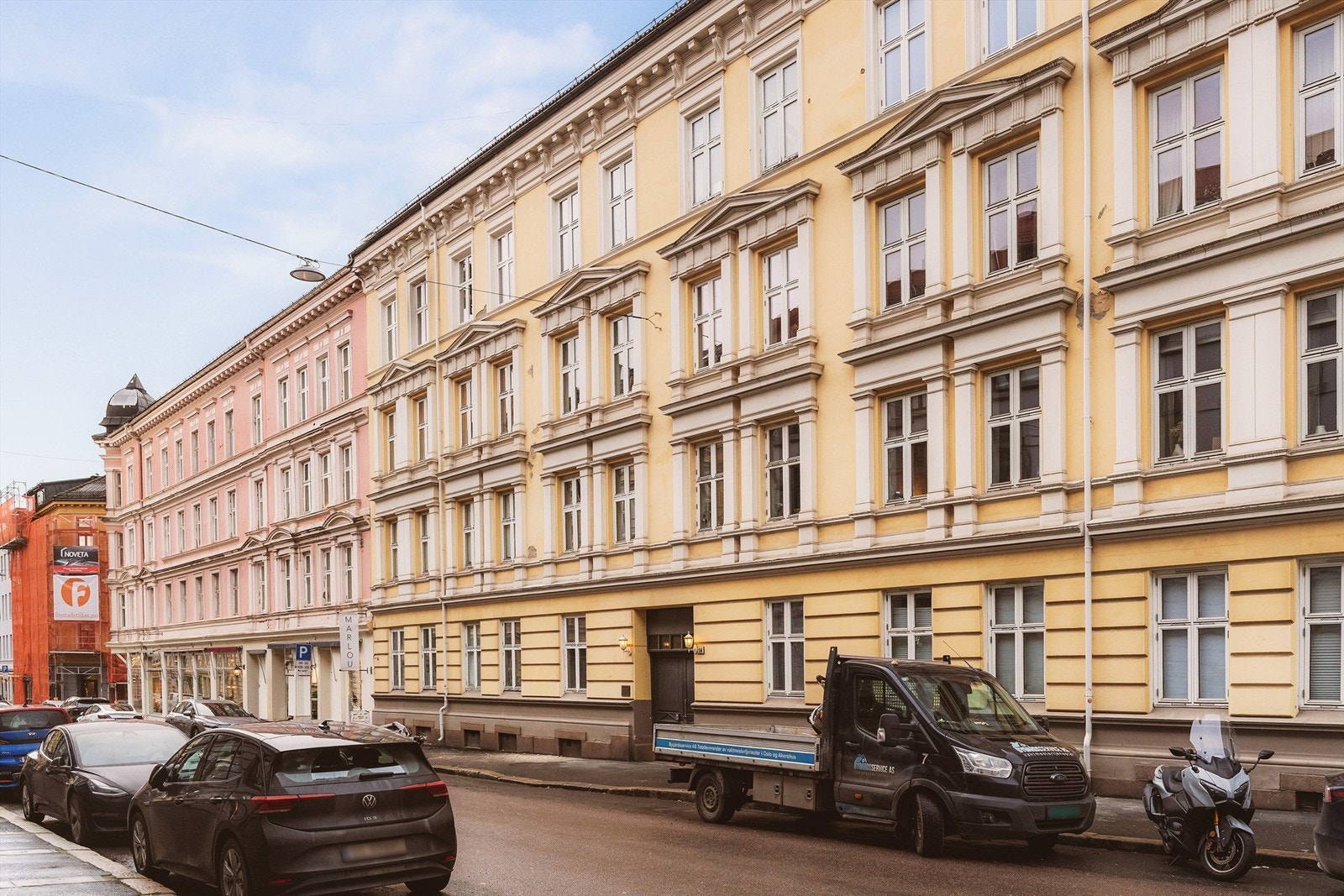 Leiligheten ligger attraktivt til i vakre Vibes gate som i hovedsak preges av flotte klassiske bygårder. Galleribilde