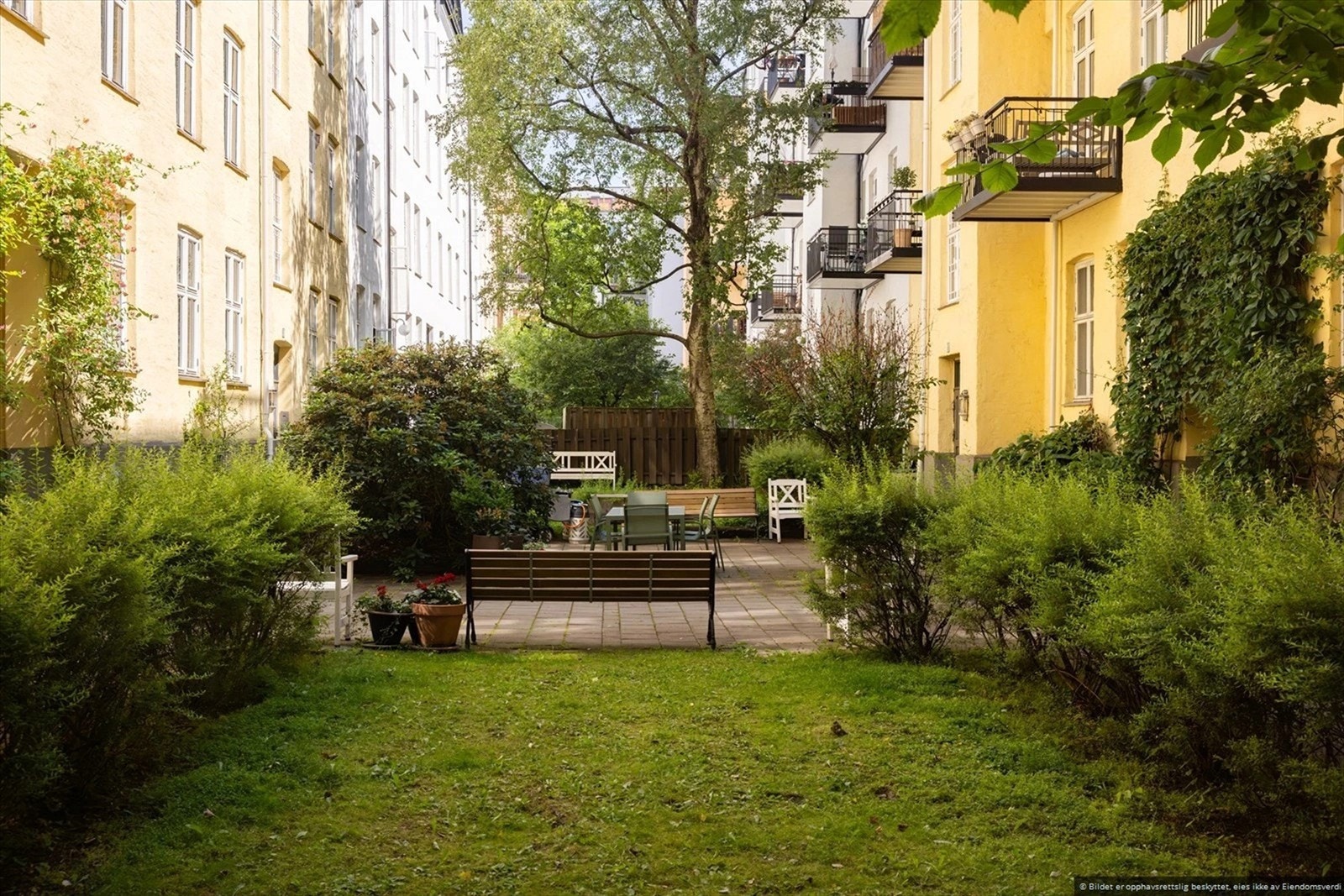 Meget hyggelig indre gårdsrom for sameiet opparbeidet med belegningsstein, sittegrupper, gassgrill gressplen, trær, prydbusker og diverse beplantning. Galleribilde