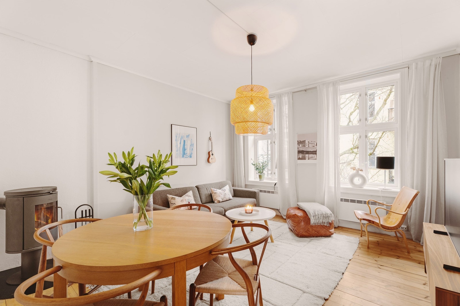 Åpen og hyggelig stue med store vindusflater som slipper inn rikelig med lys. Galleribilde