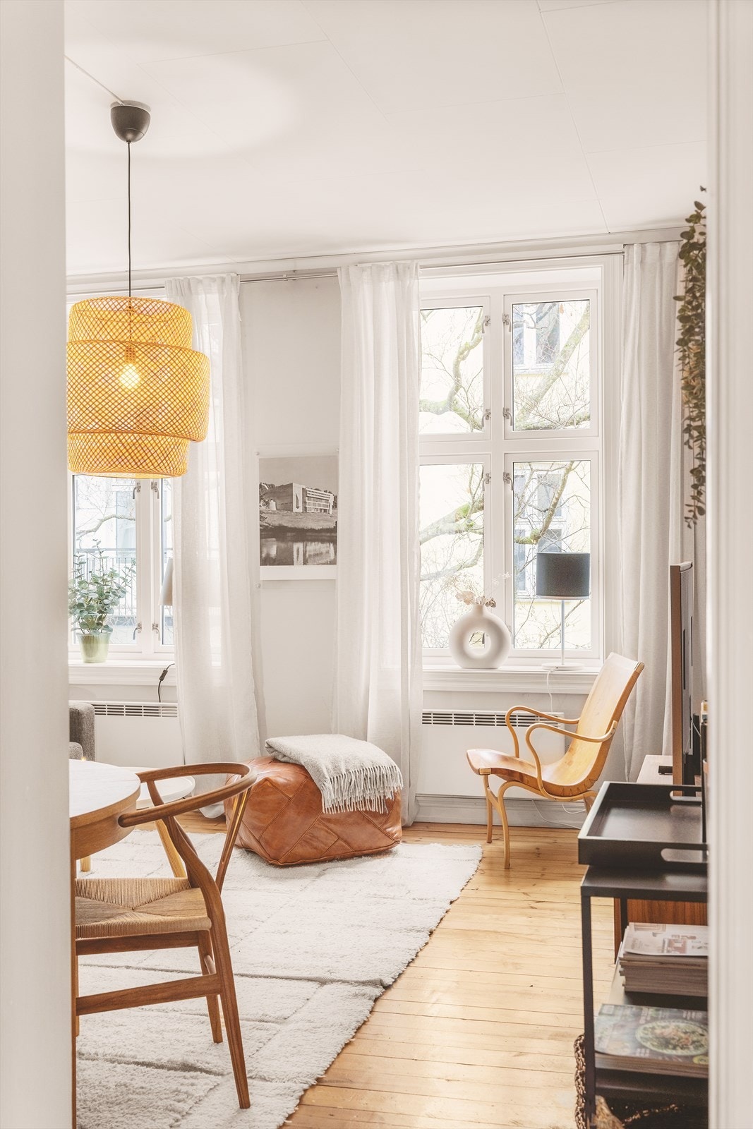 Sammen med de store vindusflatene og den gode takhøyden oppleves stuen romslig. Galleribilde