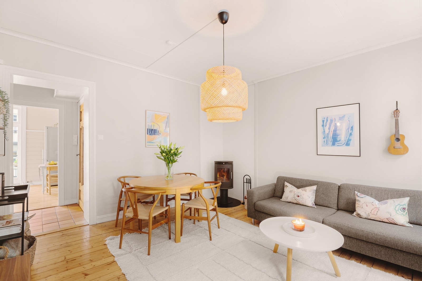 Leiligheten oppleves lys og luftig, med gjennomgående planløsning i 2.etasje. Foto: Isnitt/Nadia Frantsen Galleribilde