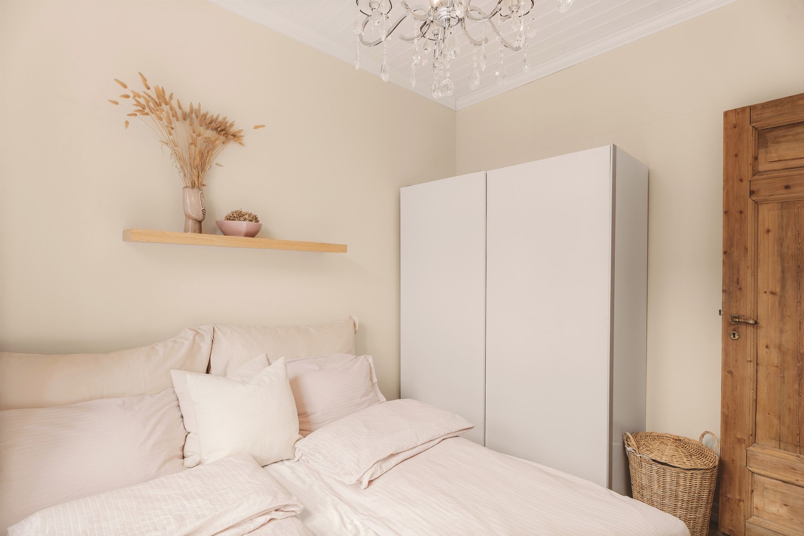 Rikelig med oppbevaringsplass i garderobeskap. Rommet er malt i lun og behagelig farge som inviterer til en god natts søvn. Galleribilde