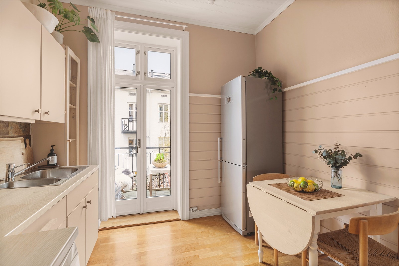 Separat kjøkken med spiseplass og utgang til leilighetens nordvestvendte balkong. Galleribilde