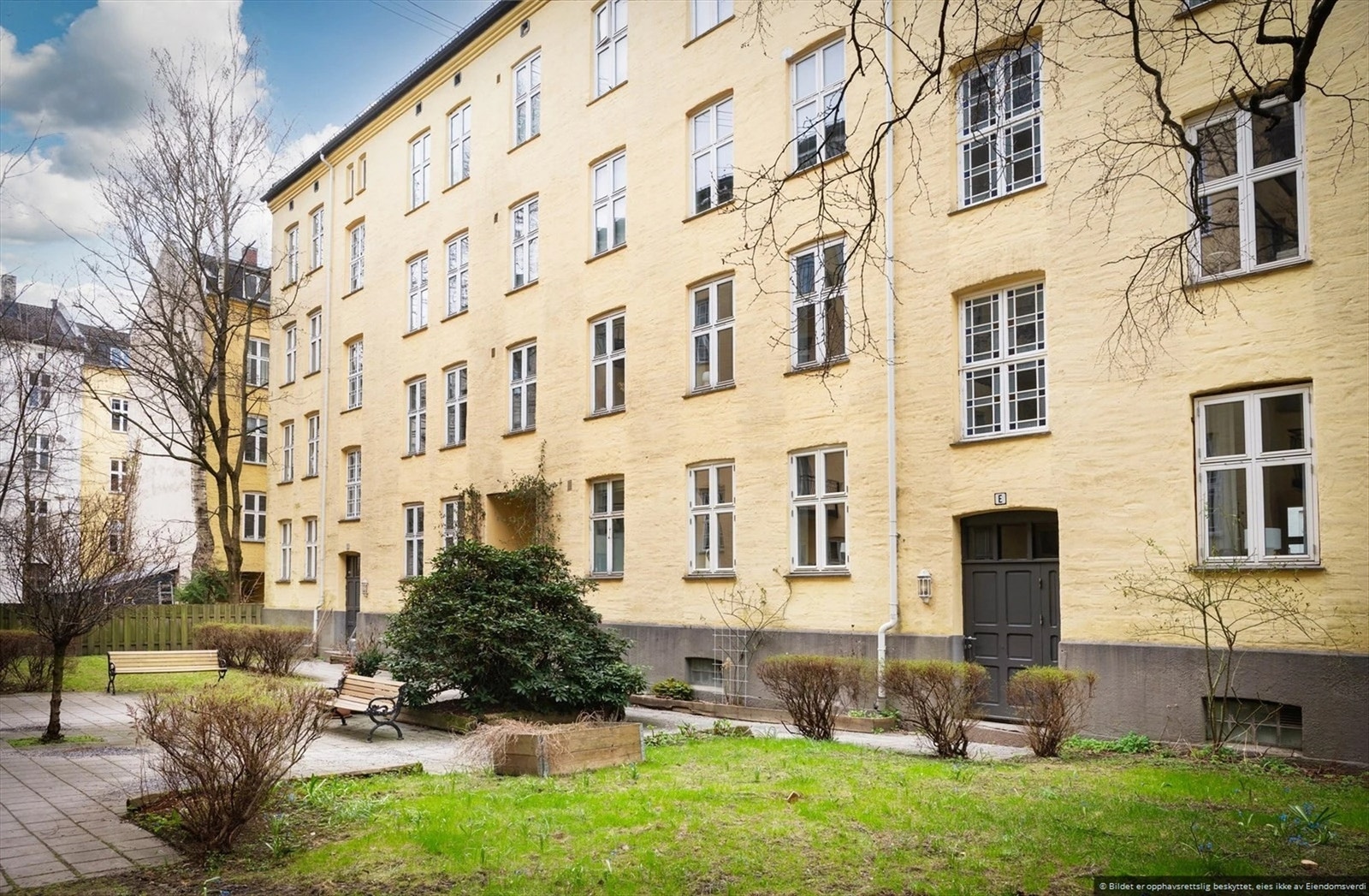 Adkomst til oppgangene via et port-rom og en skjermet bakgård. Galleribilde