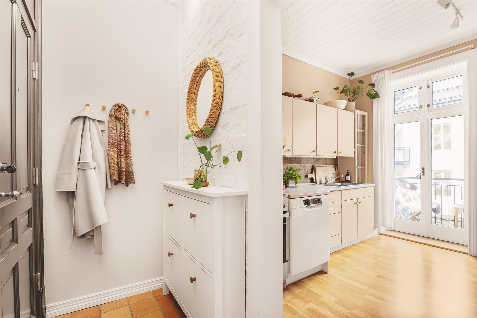 Lys og hyggelig entré som er med på å skape et godt førsteinntrykk av leiligheten. Her er det plass for oppbevaring av yttertøy og sko. Velkommen inn! Galleribilde