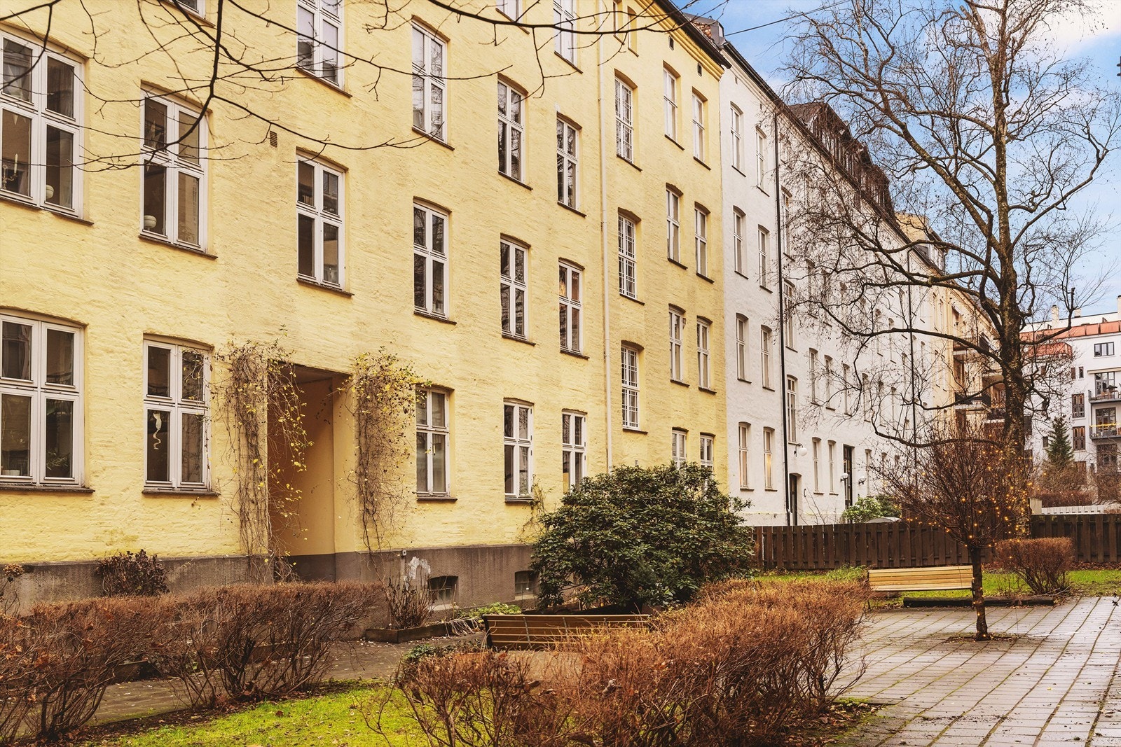 Bakgården er skjermet og avlåst. Galleribilde