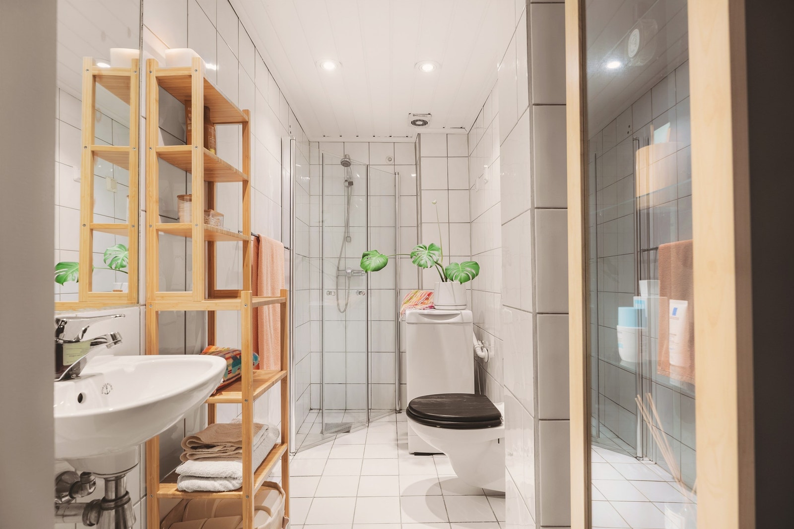 Delikat flislagt baderom med gulvvarme. Galleribilde