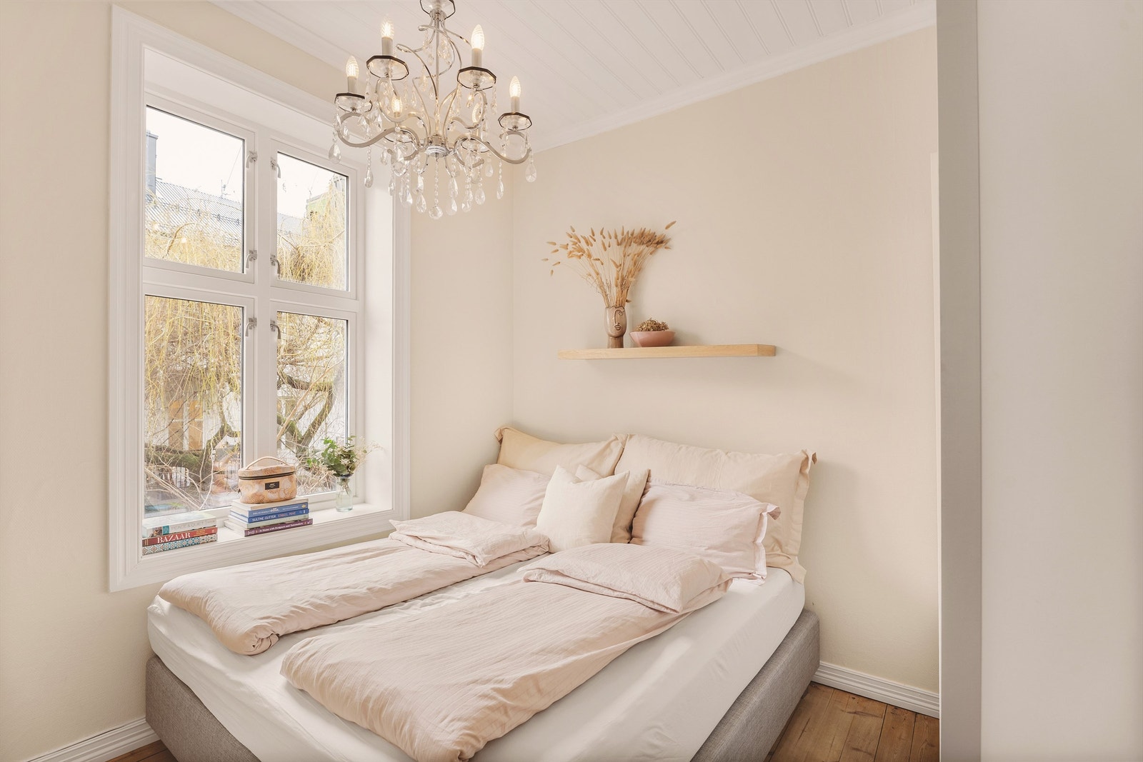 Romslig og innbydende soverom med god plass til dobbeltseng og tilhørende nattbord. Galleribilde