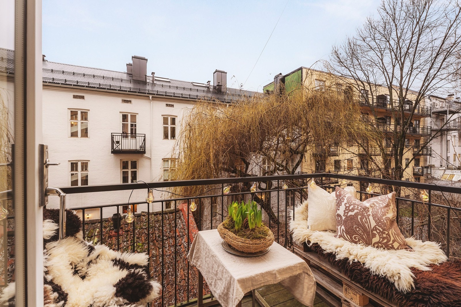 Balkongen ligger vendt ut mot bygårdens rolige og frodige bakgård. Galleribilde