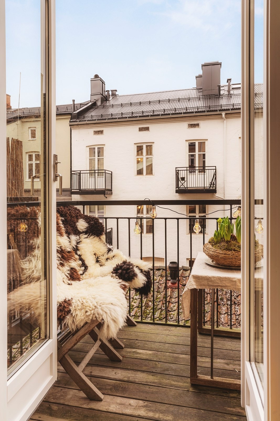 Fra kjøkkenet er det utgang til en herlig nordvestvendt balkong på 4 kvm med sol fra ca kl 16-20 sommerstid. Galleribilde