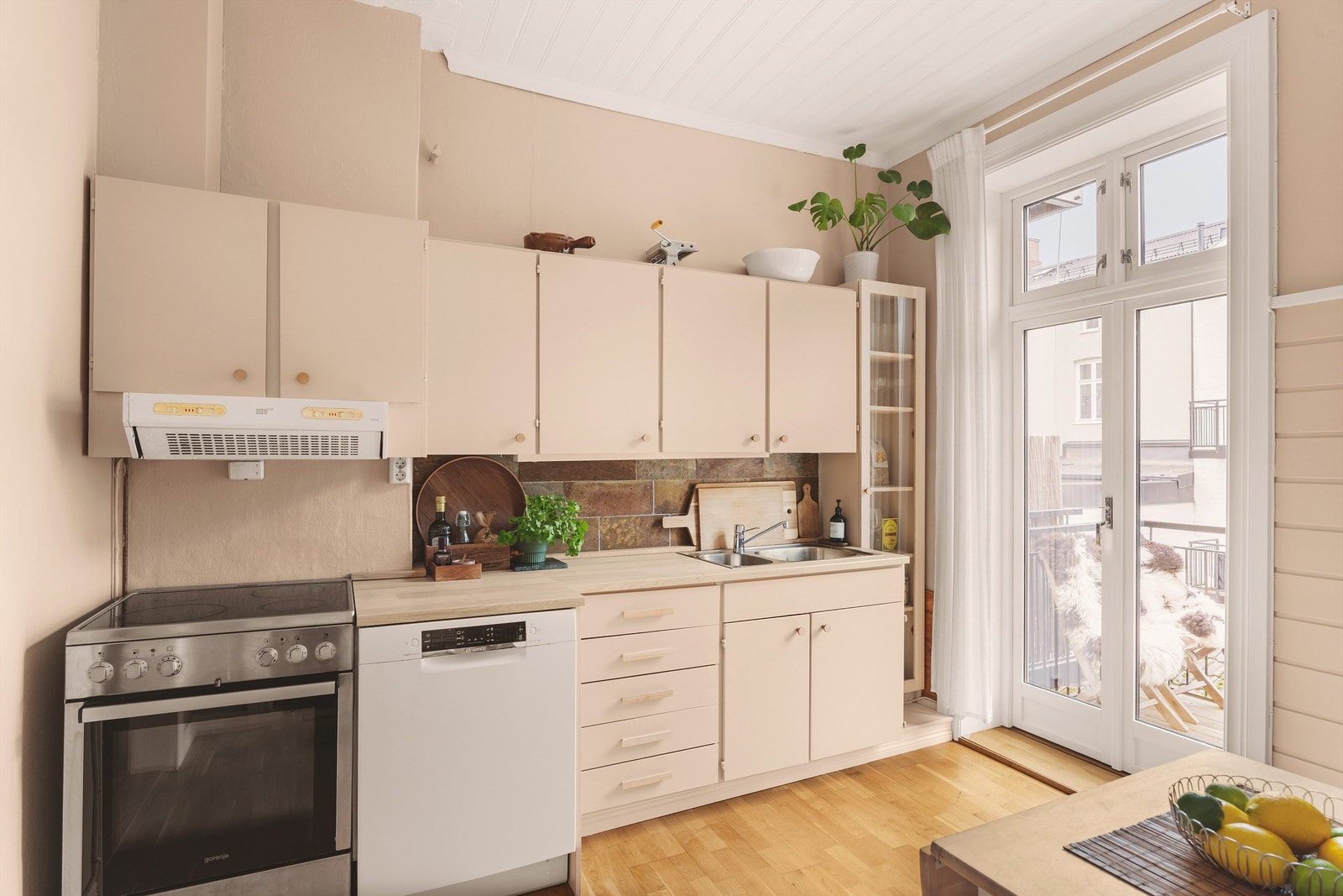 Kjøkkenet er malt i en behagelig, dus fargetone. Galleribilde