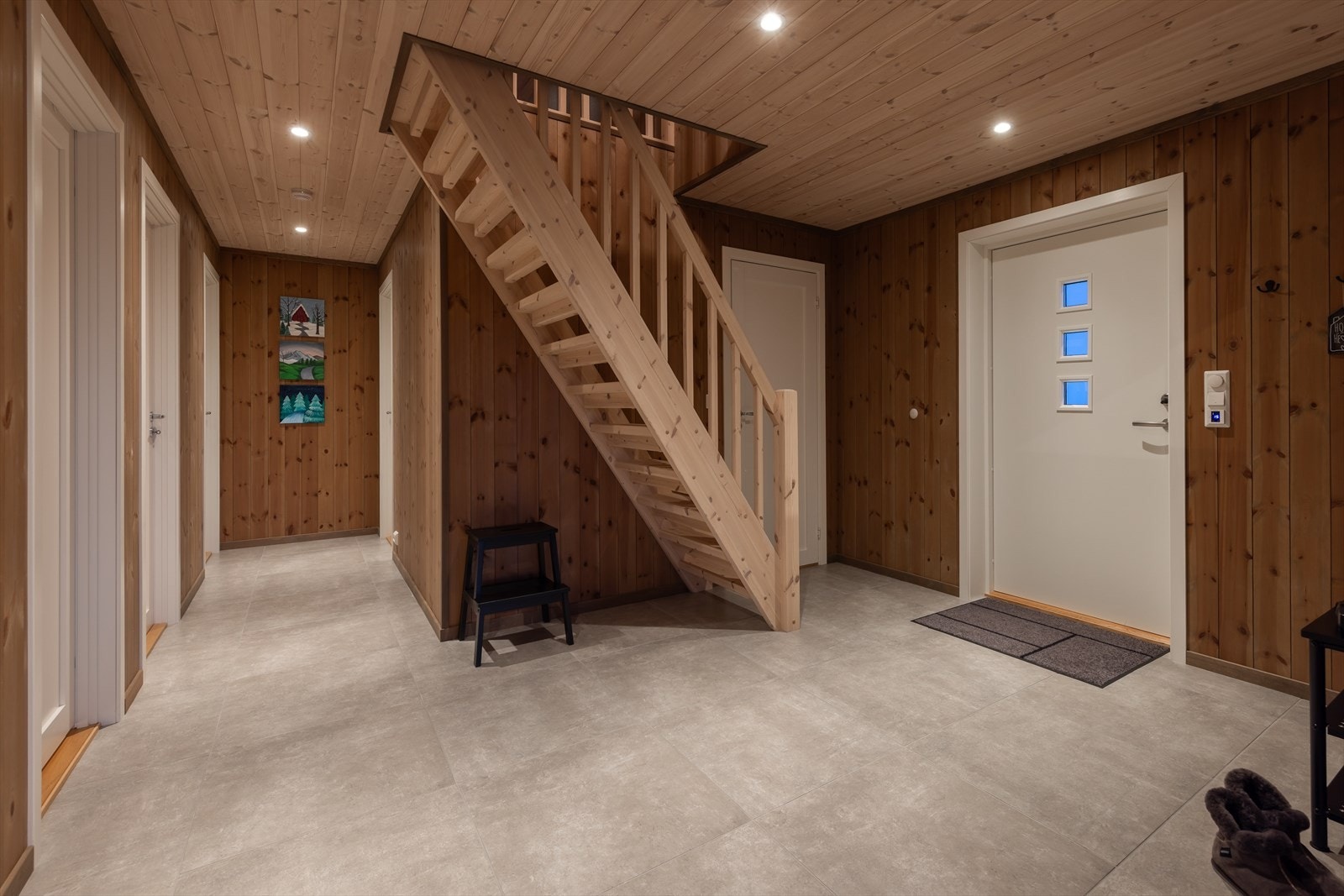 Den store og luftige flislagte entreen har gulvvarme og rikelig med plass for garderobeløsninger. Galleribilde