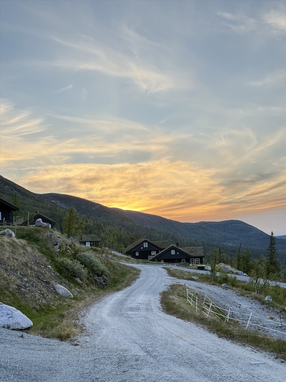 Selgers privatebilder. Her får du direkte tilgang til opparbeidede tur- og skiløyper, bade- og fiskevann samt flotte turmuligheter og stier i fjellet, perfekt for både sommer- og vinteraktiviteter. Galleribilde