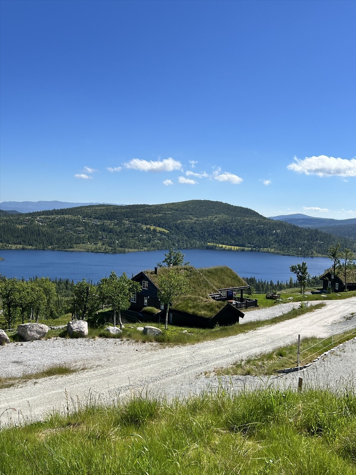 Selgers private bilder. Fra eiendommen er det kort vei og direkte adkomst til opparbeidede tur- og skiløyper, idylliske bade- og fiskevann samt flotte turmuligheter og veier i fjellterreng. Dette gjør området ideelt for både vinter- og sommeraktiviteter. Galleribilde