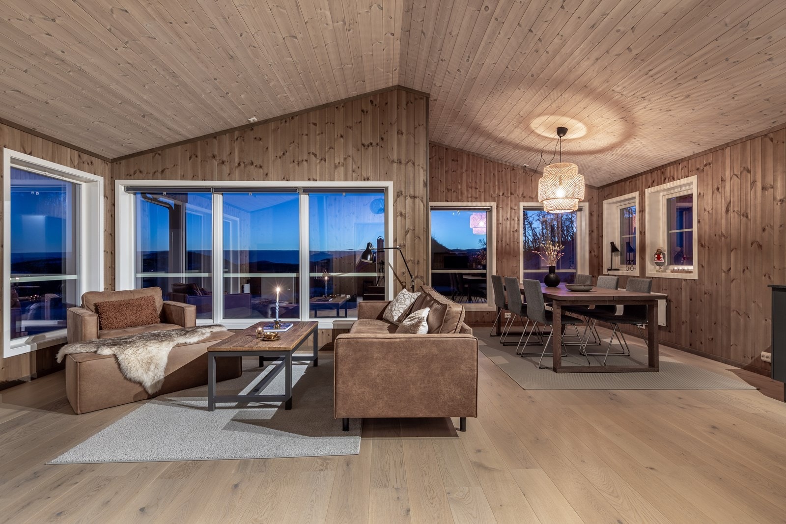 Hytten fremstår som svært lys og luftig med en god planløsning, påkostet standard og fine materialer fra 2019, som skaper en herlig atmosfære. Her kan du flytte rett inn! Galleribilde