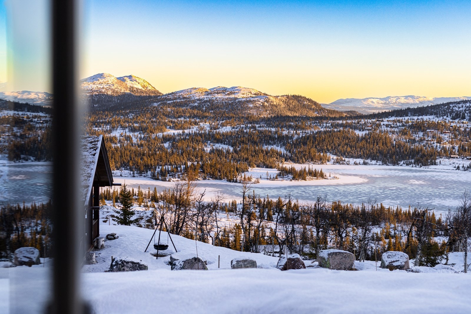 Fantastisk panoramautsikt mot blant annet Helgesetvatnet, Arnfinnatten, Kollenatten, Gråfjell og Flenten. Galleribilde