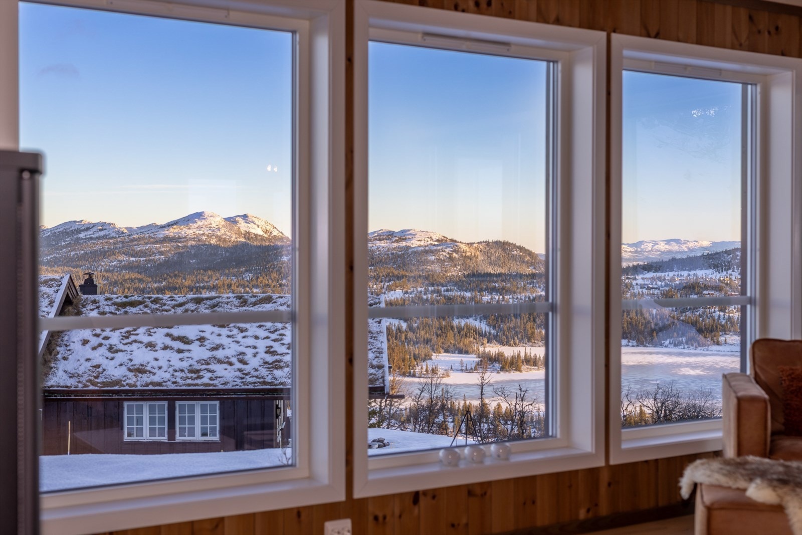 Alt i hytten har gått TG1 av takstmann, utenom at det mangler håndløper på ene siden opp til 2.etasjen. Galleribilde