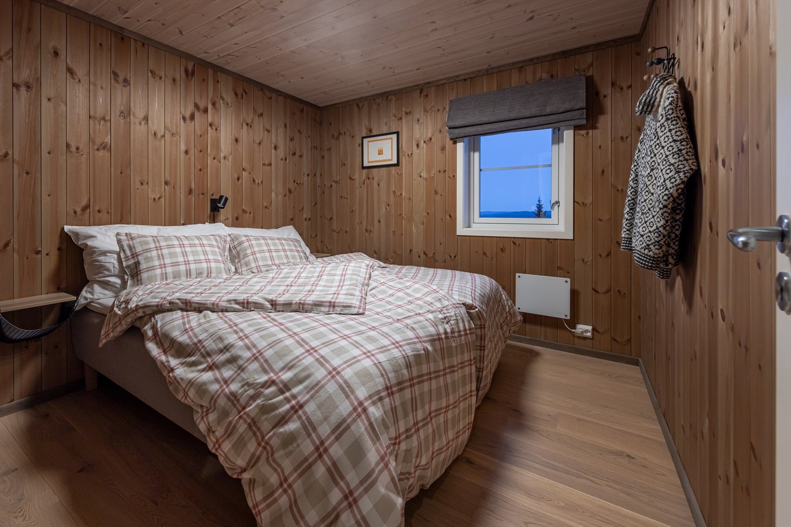 Hytten har tre gode soverom i første etasjen og deler av andre etasjen er innredet som soverom. Galleribilde