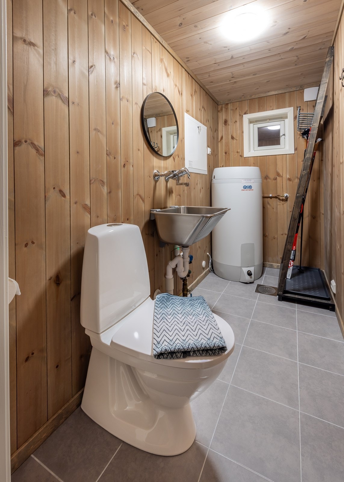 Praktisk vaske/teknisk rom også med wc. Galleribilde