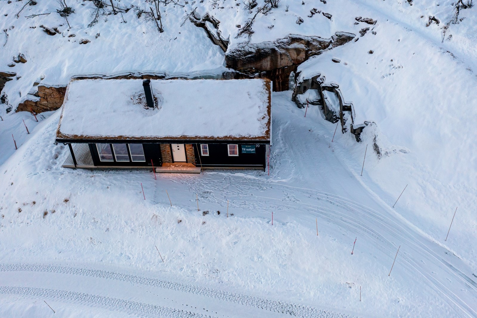 Hytten ligger fint til på et høydedrag og usjenert til. Galleribilde
