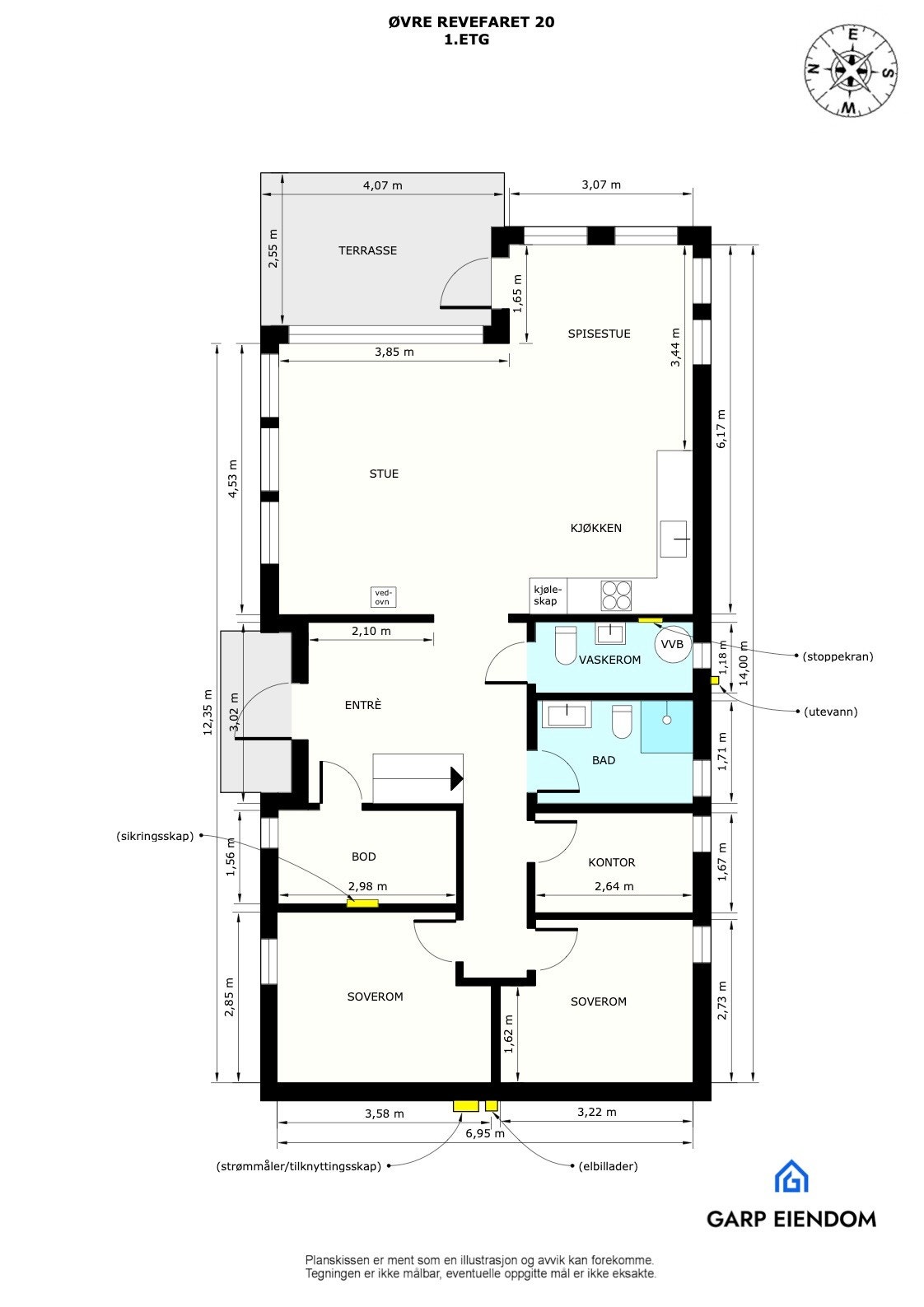 Hytten har en svært god planløsning med stor og stue, åpen kjøkkenløsning med spisestue, utgang til terrasse, bad, vaskerom, tre gode soverom, loftstue og innvendig bod. Galleribilde