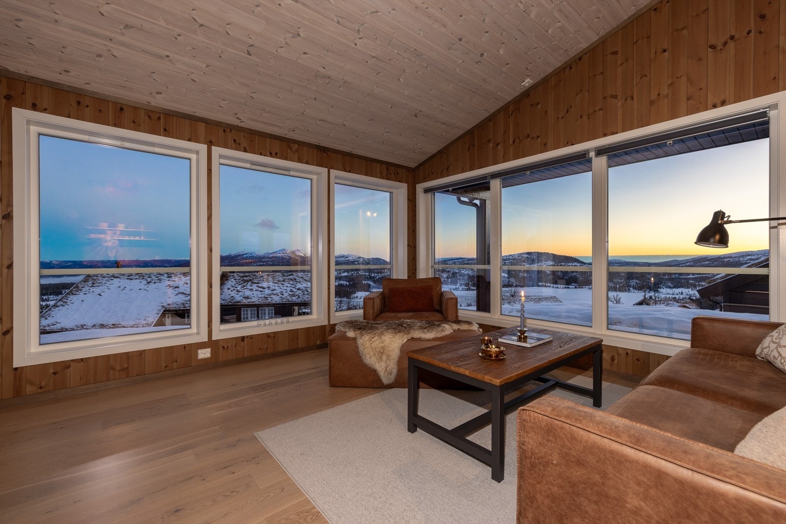 Store vindusflater som gir rikelig med naturlig lys og byr på fantastisk utsikt. Hytten ligger på et lite høydedrag slik at ingen av nabohyttene blir til sjenanse. Galleribilde