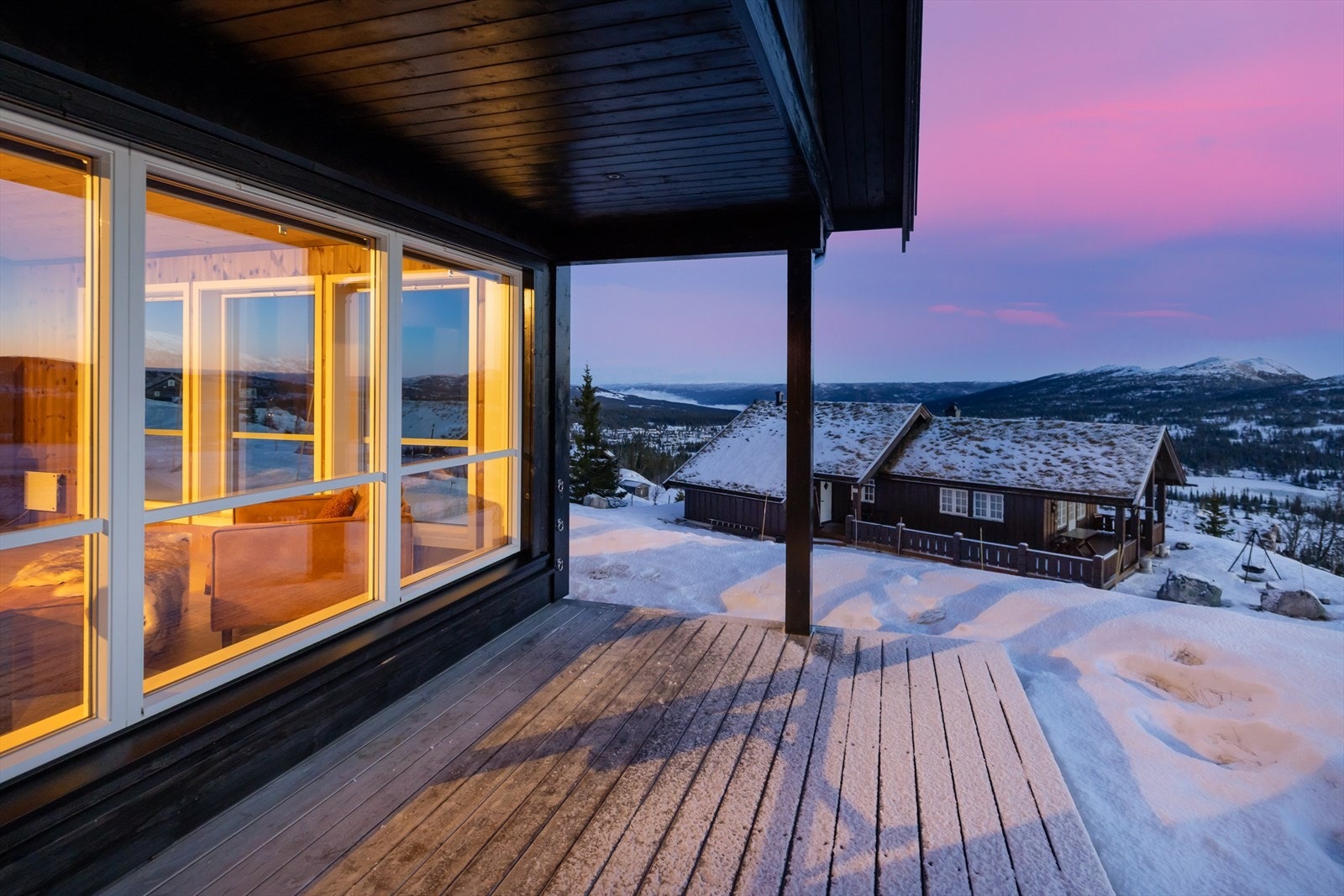 Fra spisestuen er det direkte utgang til hyttens flotte uteplasser, her en overbygget terrasse på 10kvm med flotte utsiktsforhold. Galleribilde