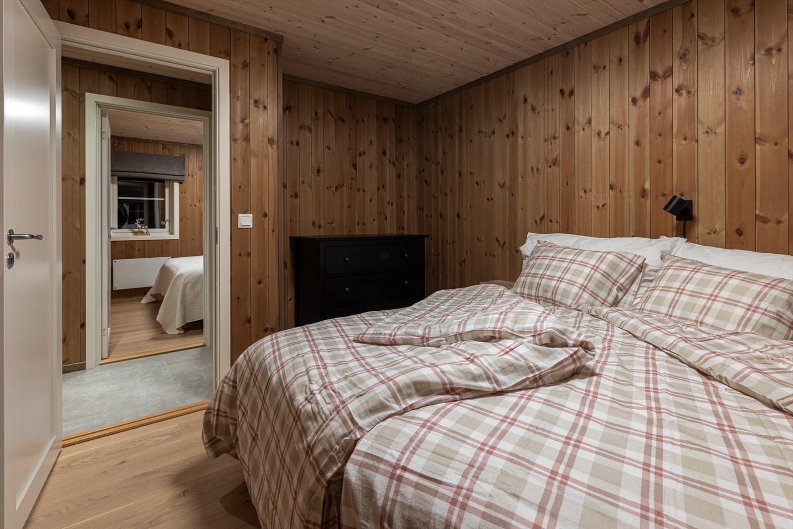 Hovedsoverommet er av god størrelse med god plass til dobbeltseng, tilhørende møblement og garderobeløsninger. Galleribilde