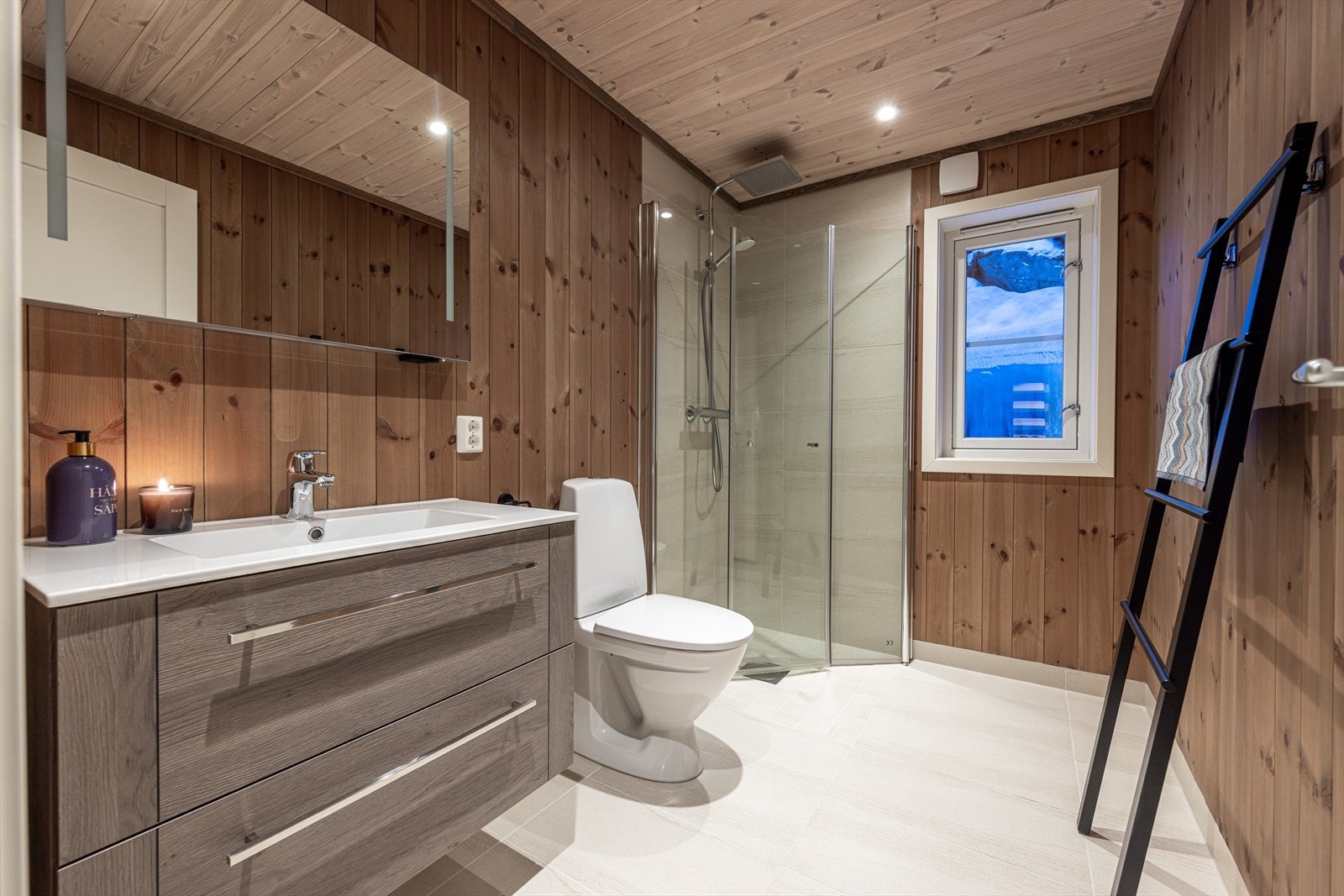 Svært delikat og pent baderom. Delvis flislaget med dusjnisje, wc, baderomsinnredning med speil og vindu. Galleribilde