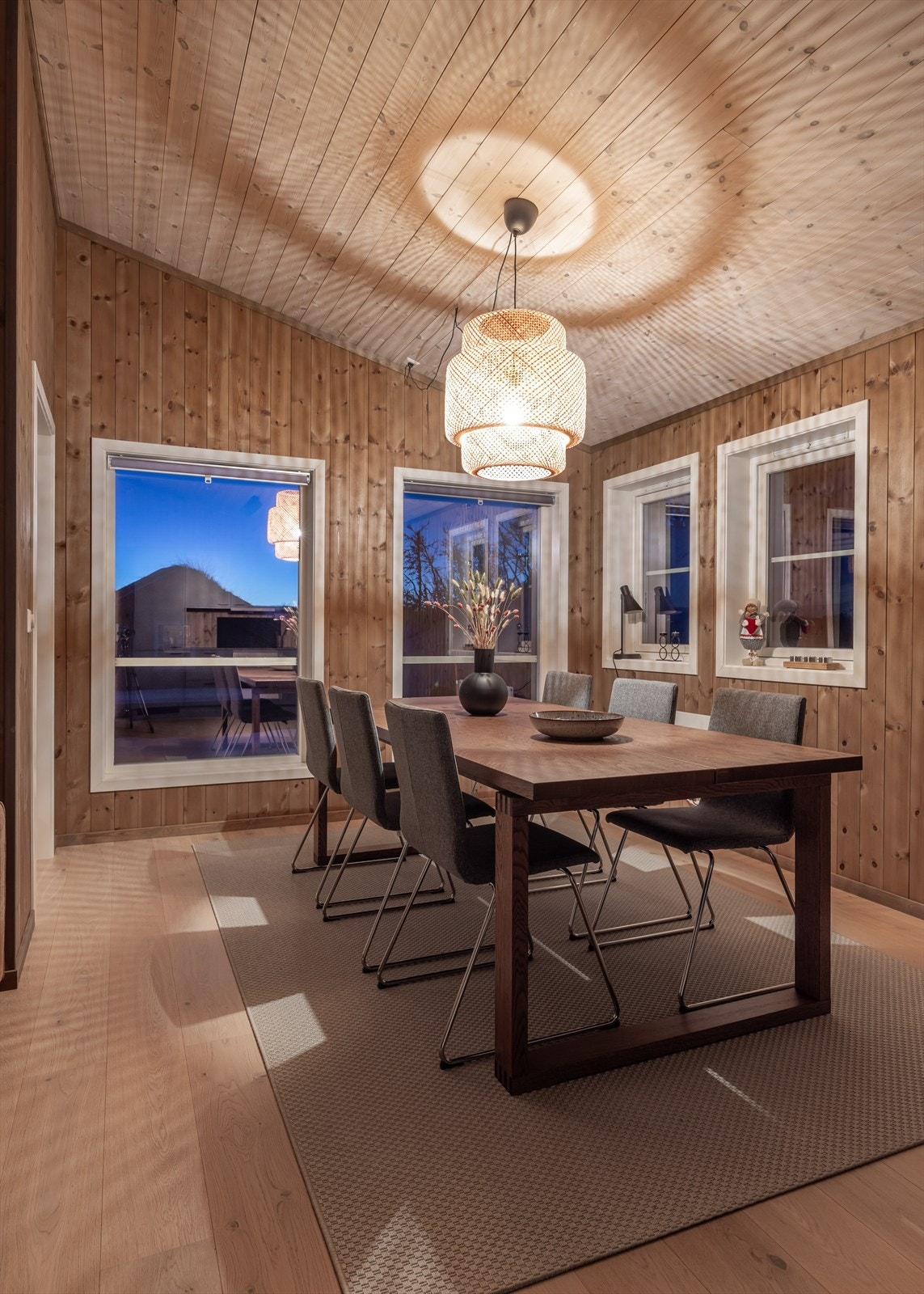 Legg godt merke til de fine materialvalgene og den gode takhøyden på hele 3,19m. Galleribilde