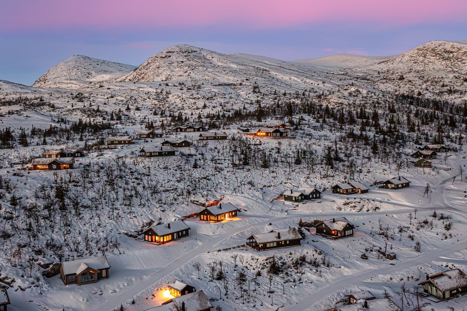 Eiendommen har en attraktiv beliggenhet i naturskjønne omgivelser, i et nyetablert og trivelig hytteområde på Øvre Reinsjøfjell i Flå kommune. Her kan du nyte en flott utsikt og svært gode solforhold året rundt. Galleribilde