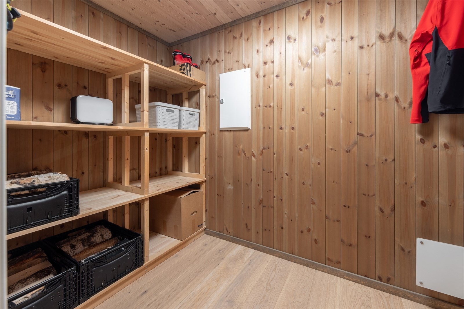 Svært praktisk innvendig bod ved entre. Boden er på ca. 5kvm. Galleribilde