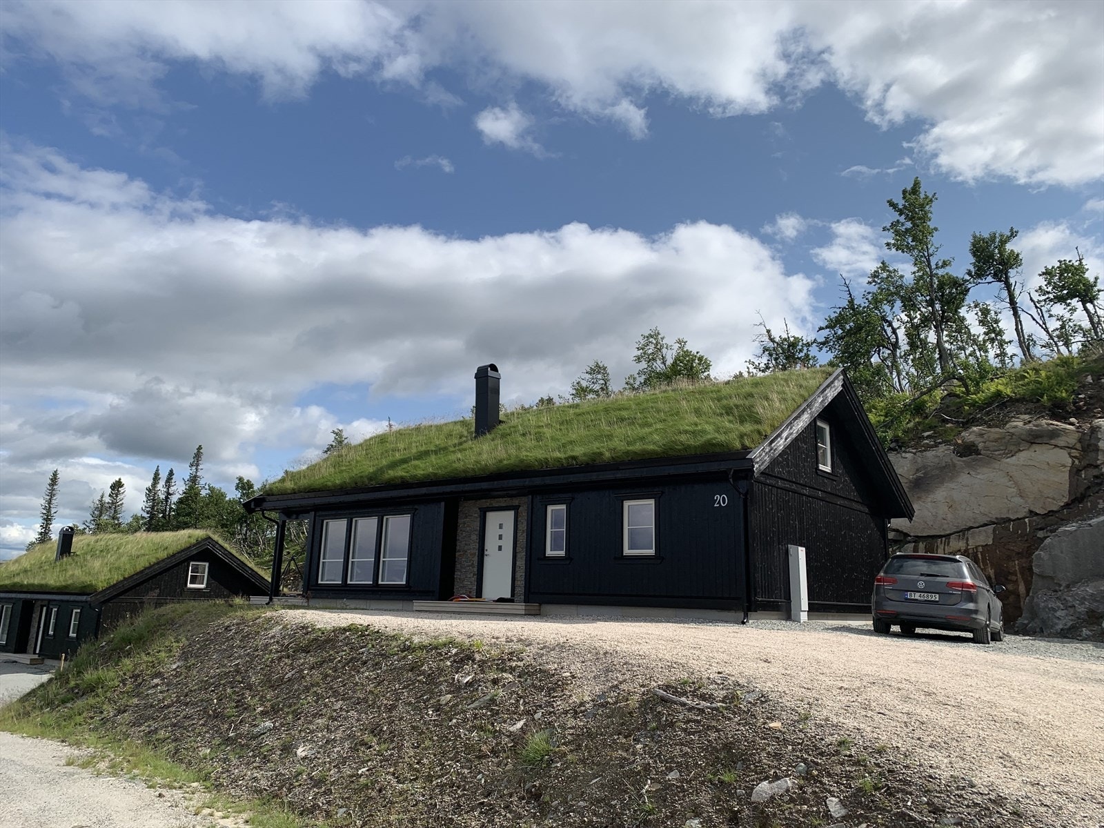 Selgers privatebilder. Legg godt merke til høydeforskjellen til nabohytten. Galleribilde