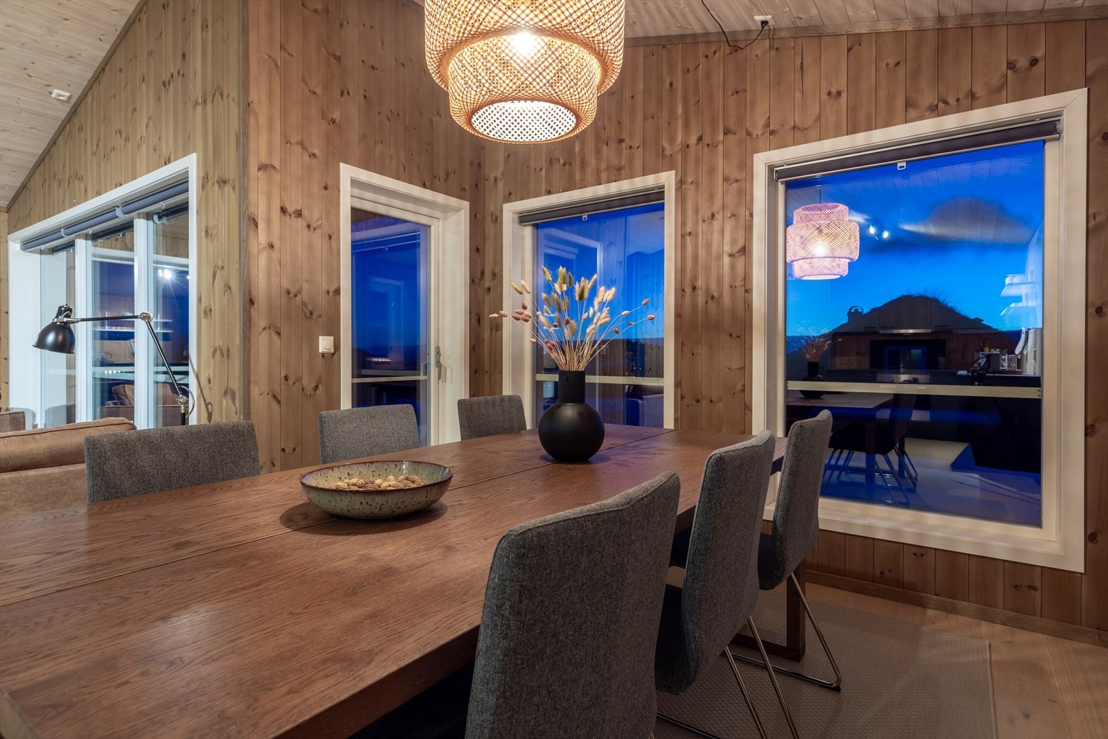 Spisestuen har god plass til stort spisebord, perfekt for hyggelige og sosiale sammenkomster på hytten. Galleribilde