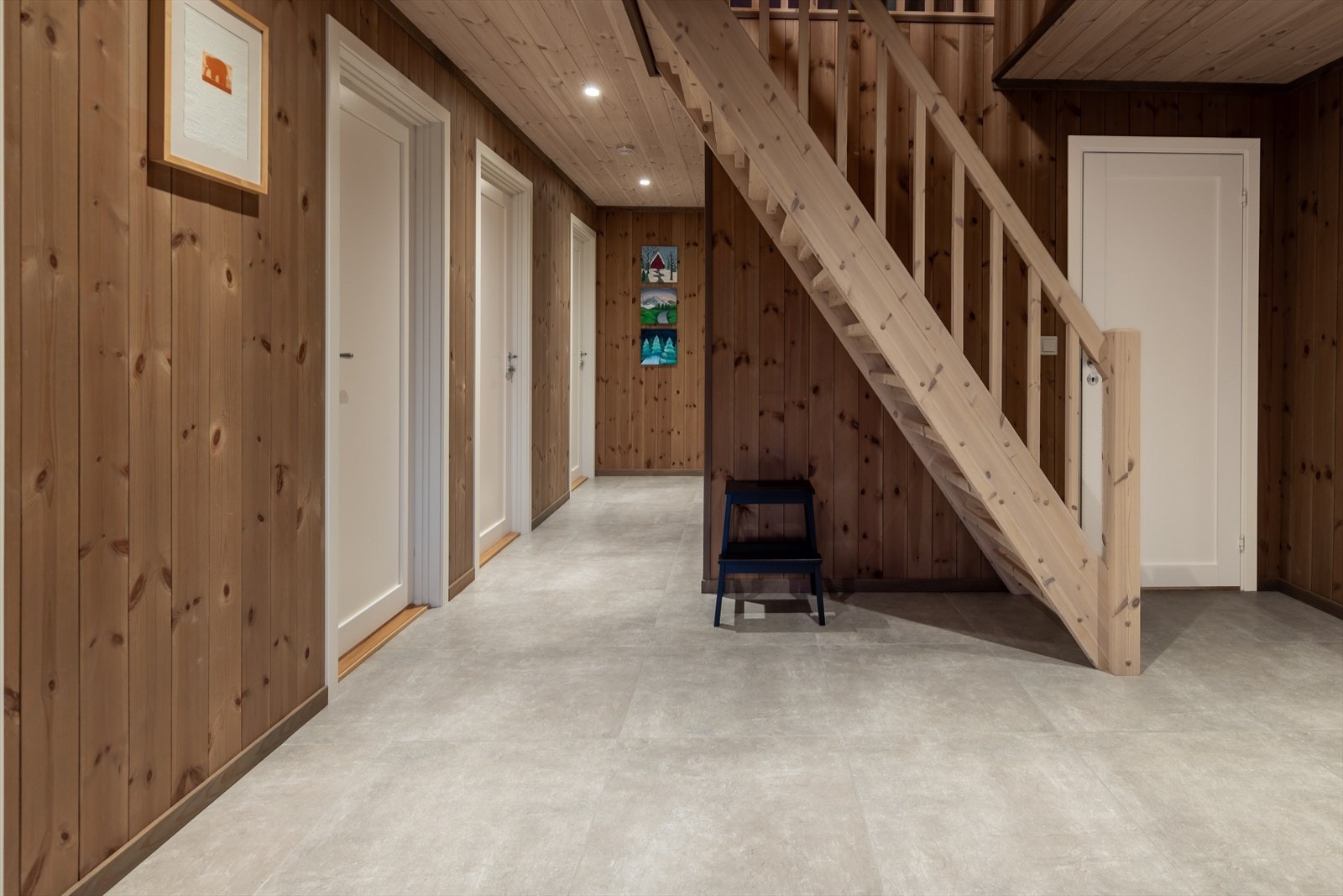 Hytten gir umiddelbart et flott førsteinntrykk, en stor og åpen entre. Galleribilde