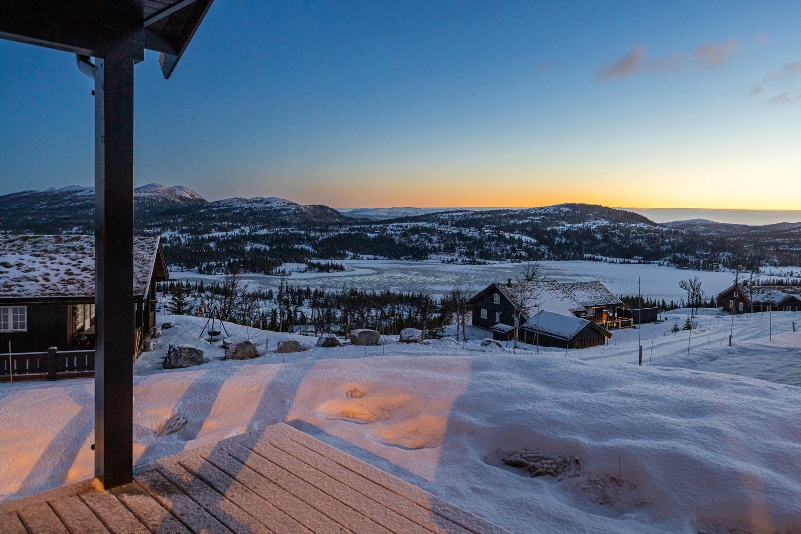Moderne og delikat hytte med flott beliggenhet på 950moh, fantastisk panoramautsikt, naturskjønne og idylliske omgivelser. Galleribilde