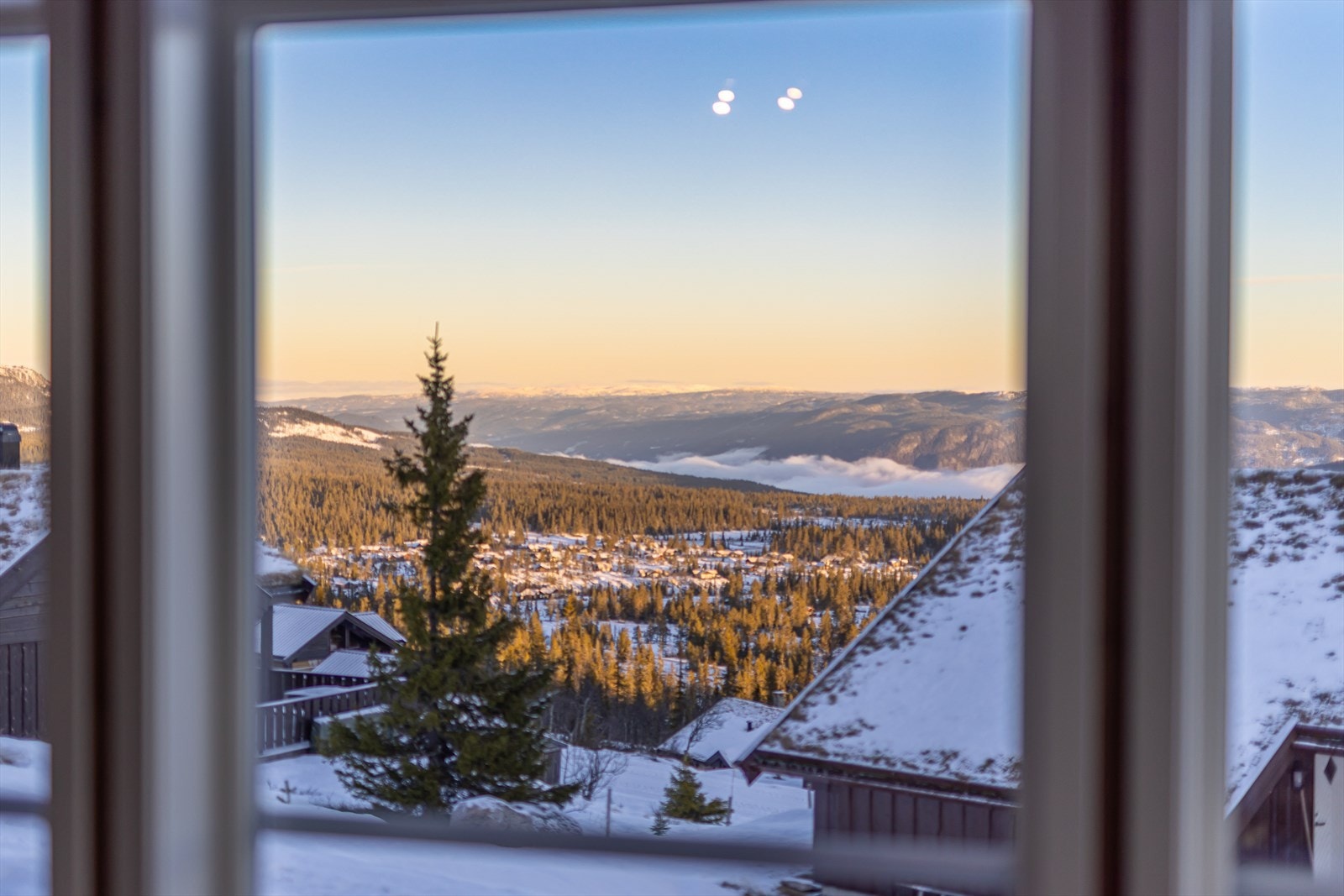 Skiløyper rett i nærheten, Haglebu Skisenter ca. 10min i bil, samt et eldorado av turmuligheter sommer som vinter rett utenfor døren. Galleribilde