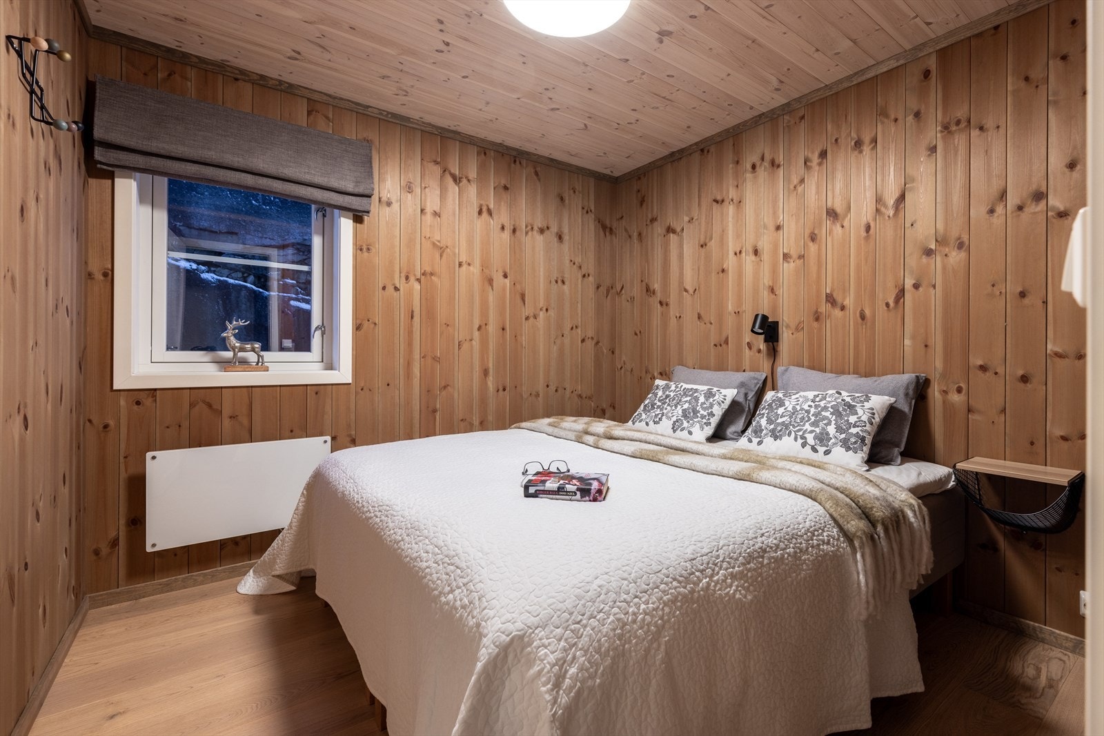 Soverom 2 er også av god størrelse med god plass til dobbeltseng, tilhørende møblement og garderobeløsninger. Galleribilde