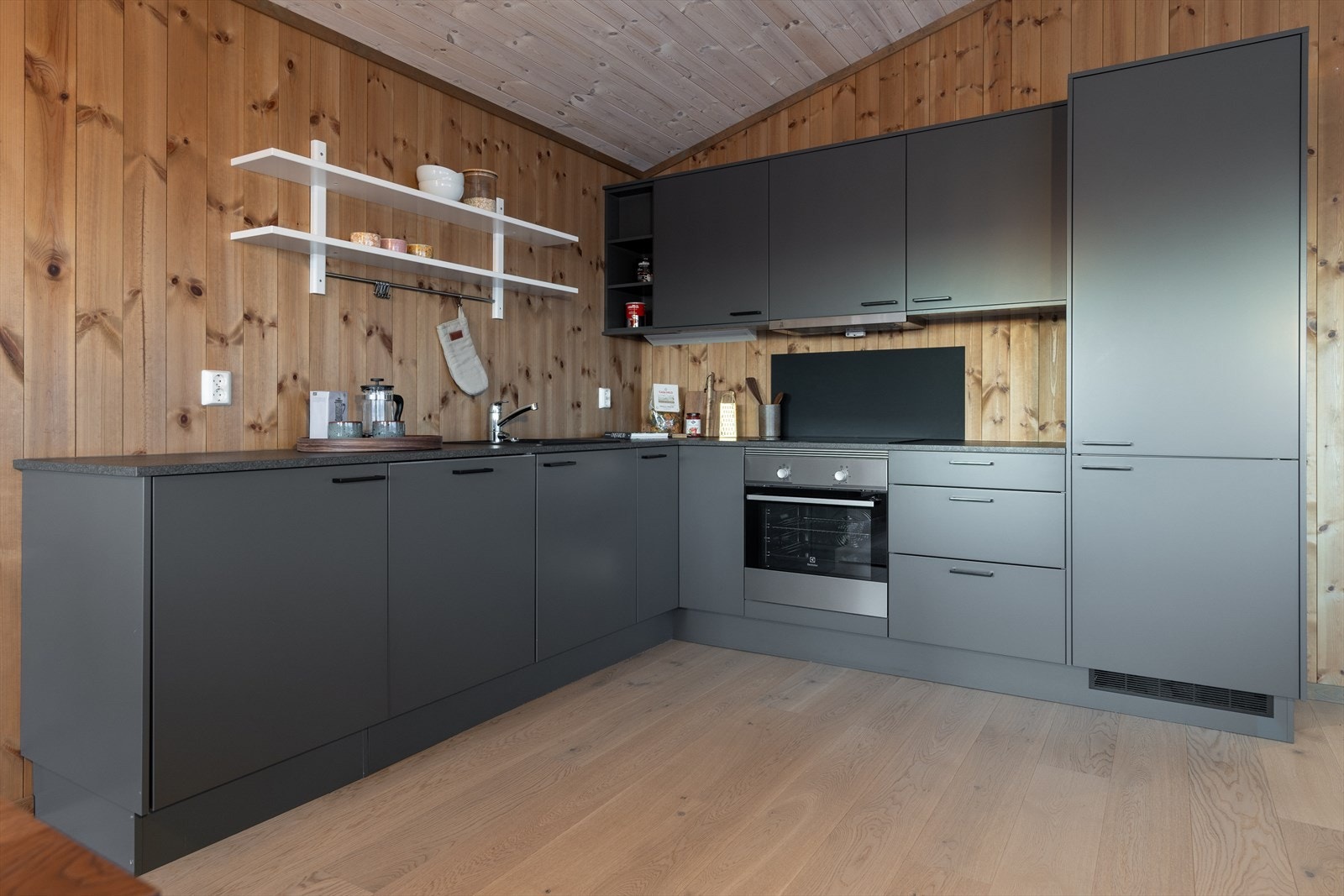 Moderne og delikat kjøkken fra *****. Kjøkkenet har rikelig med benke og skapplass, integrerte hvitevarer og den åpne løsningen gjør dette til et flott og sosialt rom. Galleribilde